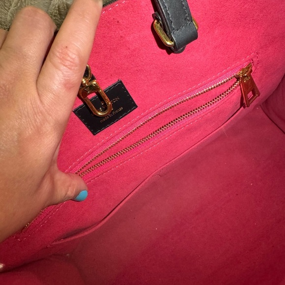 AUTHENTIC Louis Vuitton Black/Fuchsia Epi On The Go MM - Picture 15 of 16